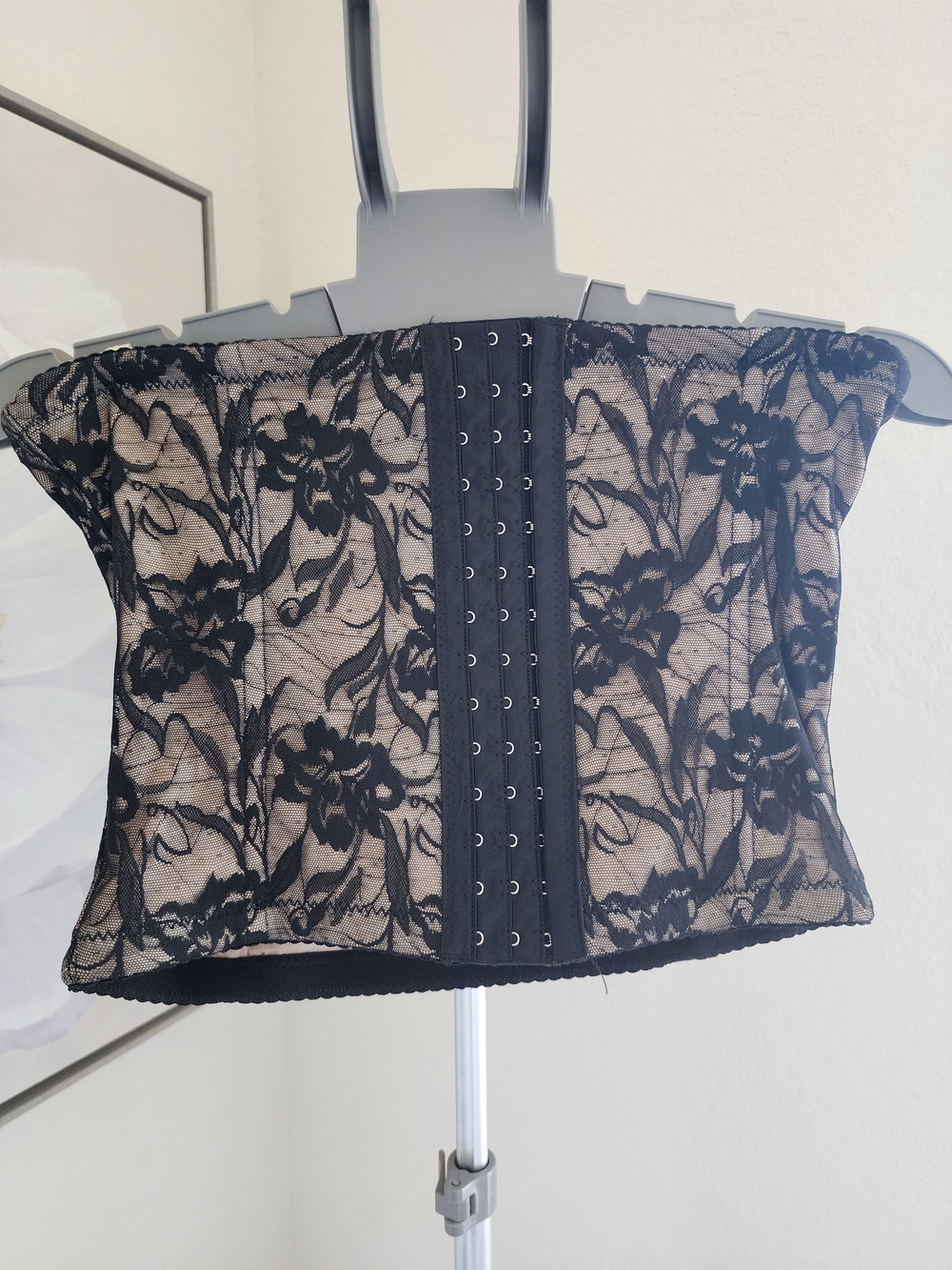 Larry Levine Black and Nude Shapewear Waist Cincher